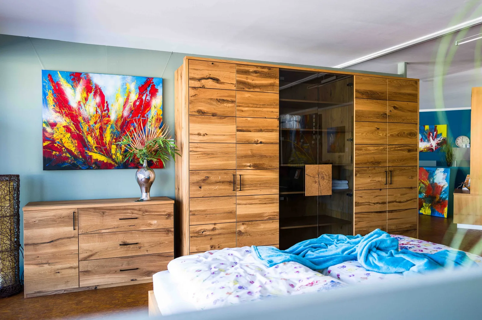 Schlafzimmer mit Kleiderschrank und Kommode aus Wildeiche, eine Schranktür aus Glas