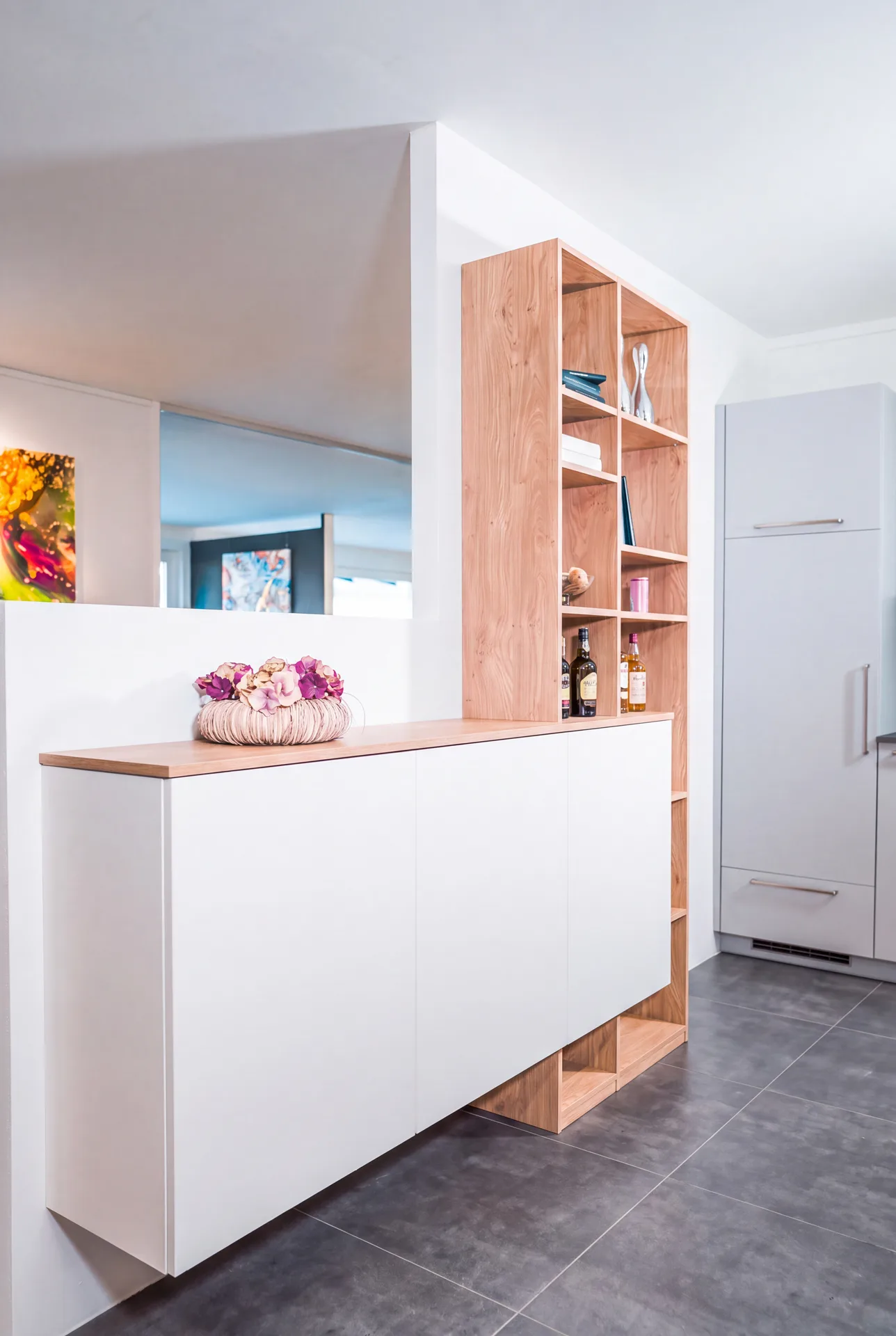 Weißes hängendes Sideboard mit Regal aus Holz als Raumteiler